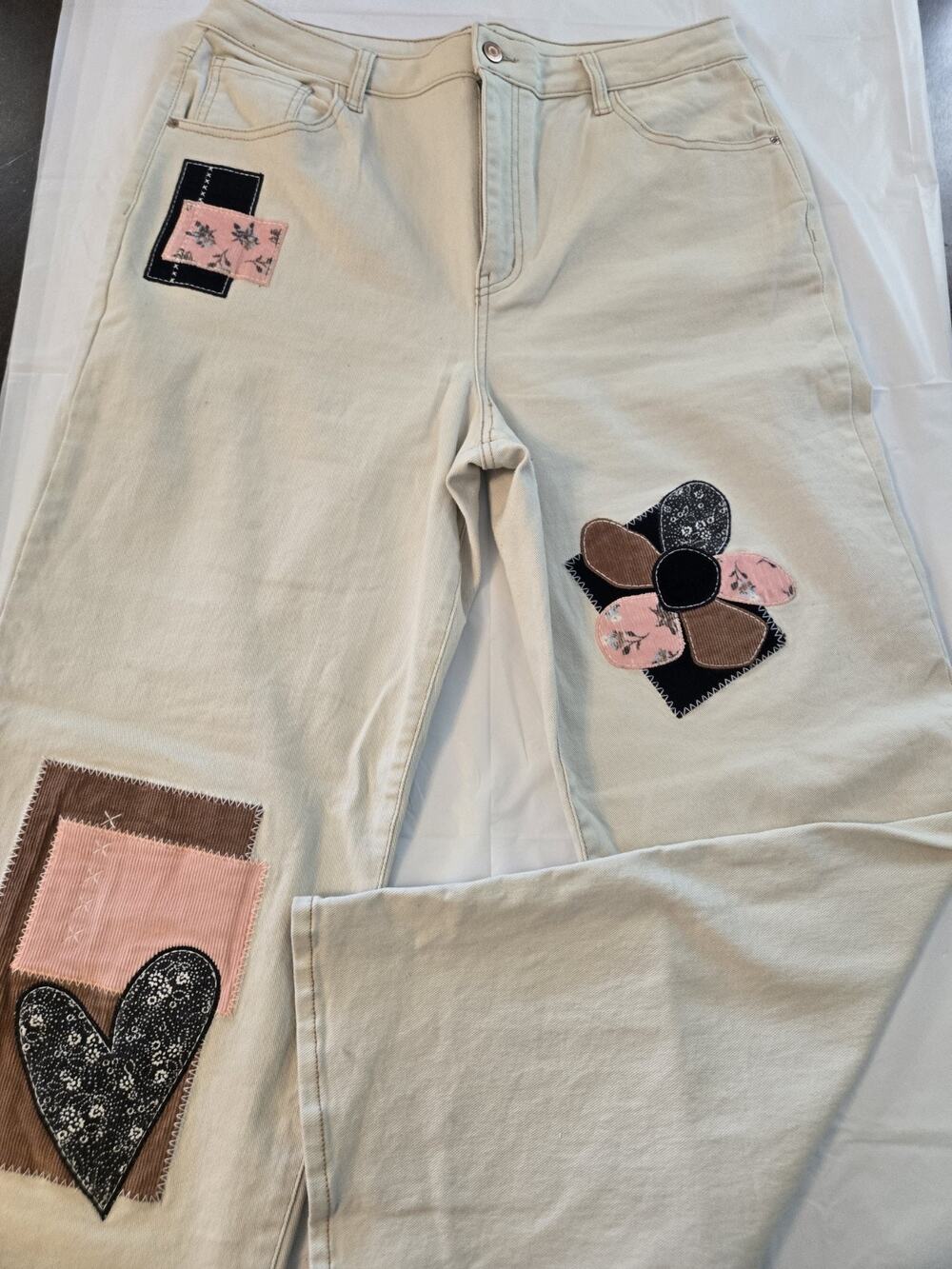 So Women's Jeans Size 17/33W Cream High Rise Denim Floral Patches